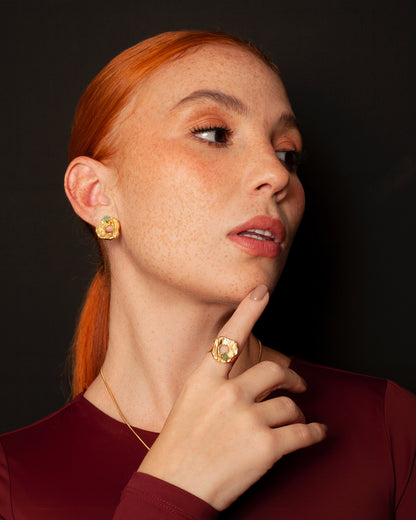 Set Malawi de Ferozza: aretes, collar y anillo con esmeralda colombiana en bruto en baño de oro 24k — vista 5
