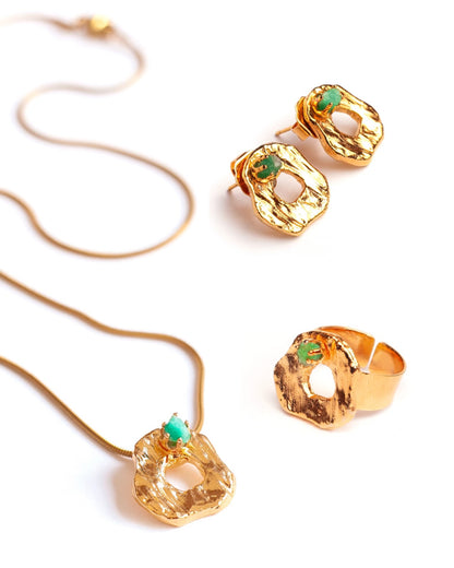 Set Malawi de Ferozza: aretes, collar y anillo con esmeralda colombiana en bruto en baño de oro 24k — vista 4