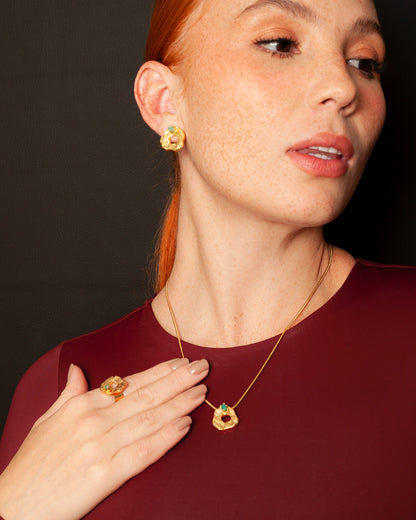 Set Malawi de Ferozza: aretes, collar y anillo con esmeralda colombiana en bruto en baño de oro 24k