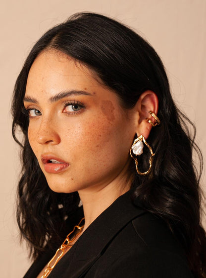 Aretes Orquídea de Ferozza en bronce con baño de oro 24k y perla natural, de forma orgánica — vista 5
