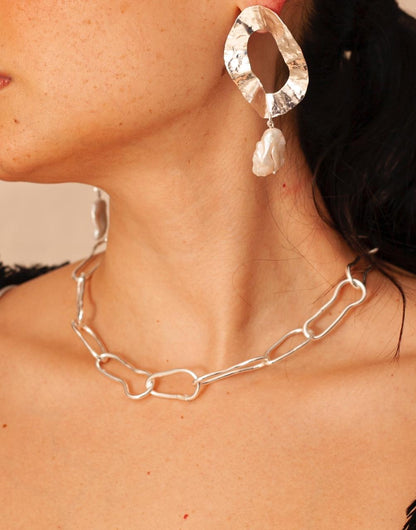 Collar Carlina de Ferozza en bronce con baño de oro 24k, moderno y ligero — vista 3