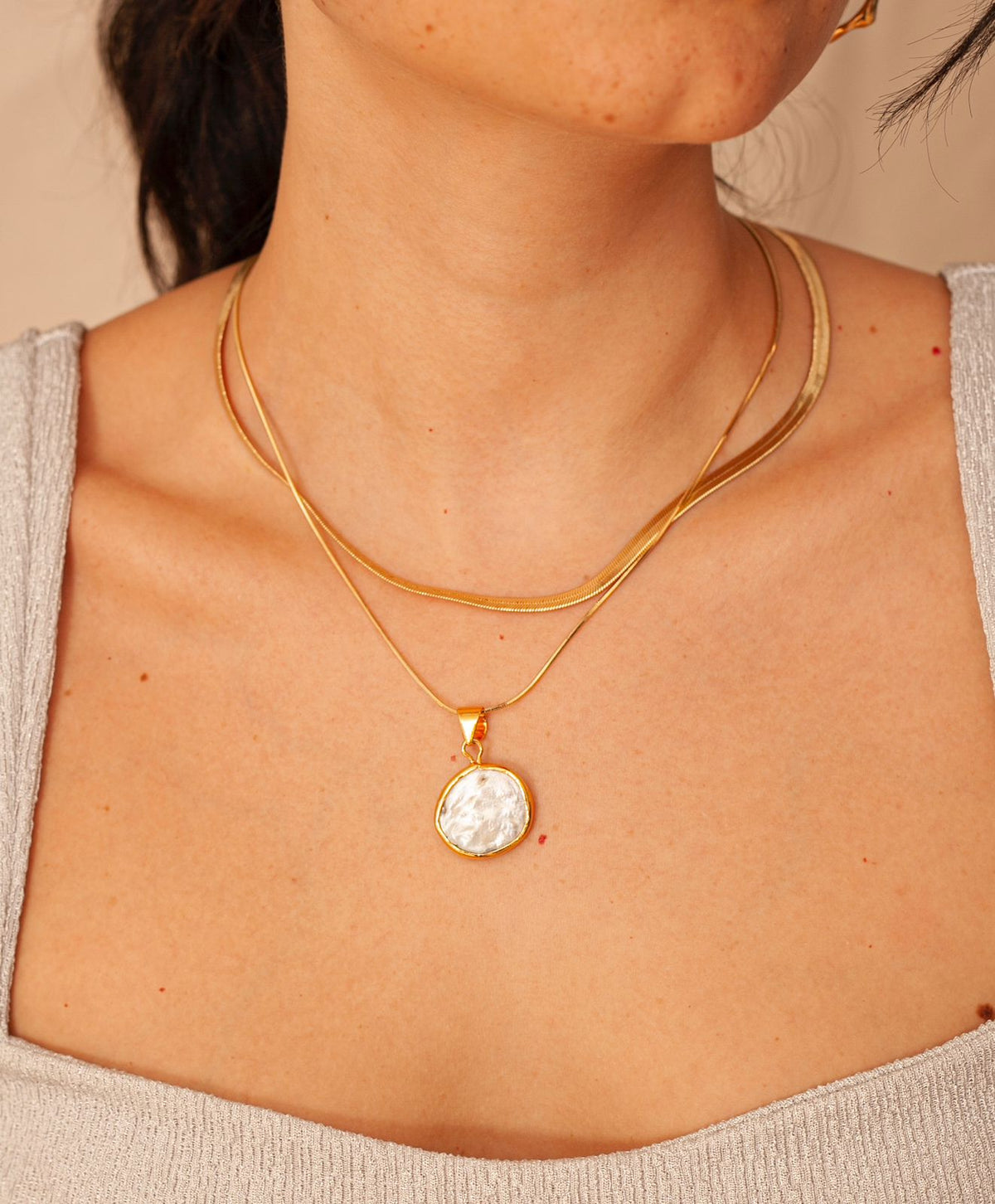 Collar Violeta de Ferozza en acero dorado, cadena minimalista para uso diario — vista 5