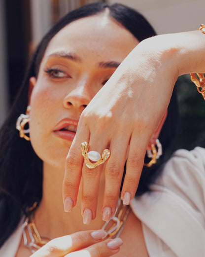 Anillo Aralia de Ferozza en bronce con baño de oro 24k y perla natural, de talla ajustable — vista 5