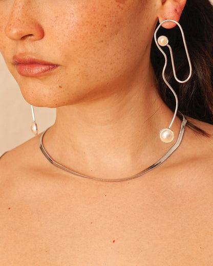 Collar Violeta de Ferozza en acero dorado, cadena minimalista para uso diario — vista 3