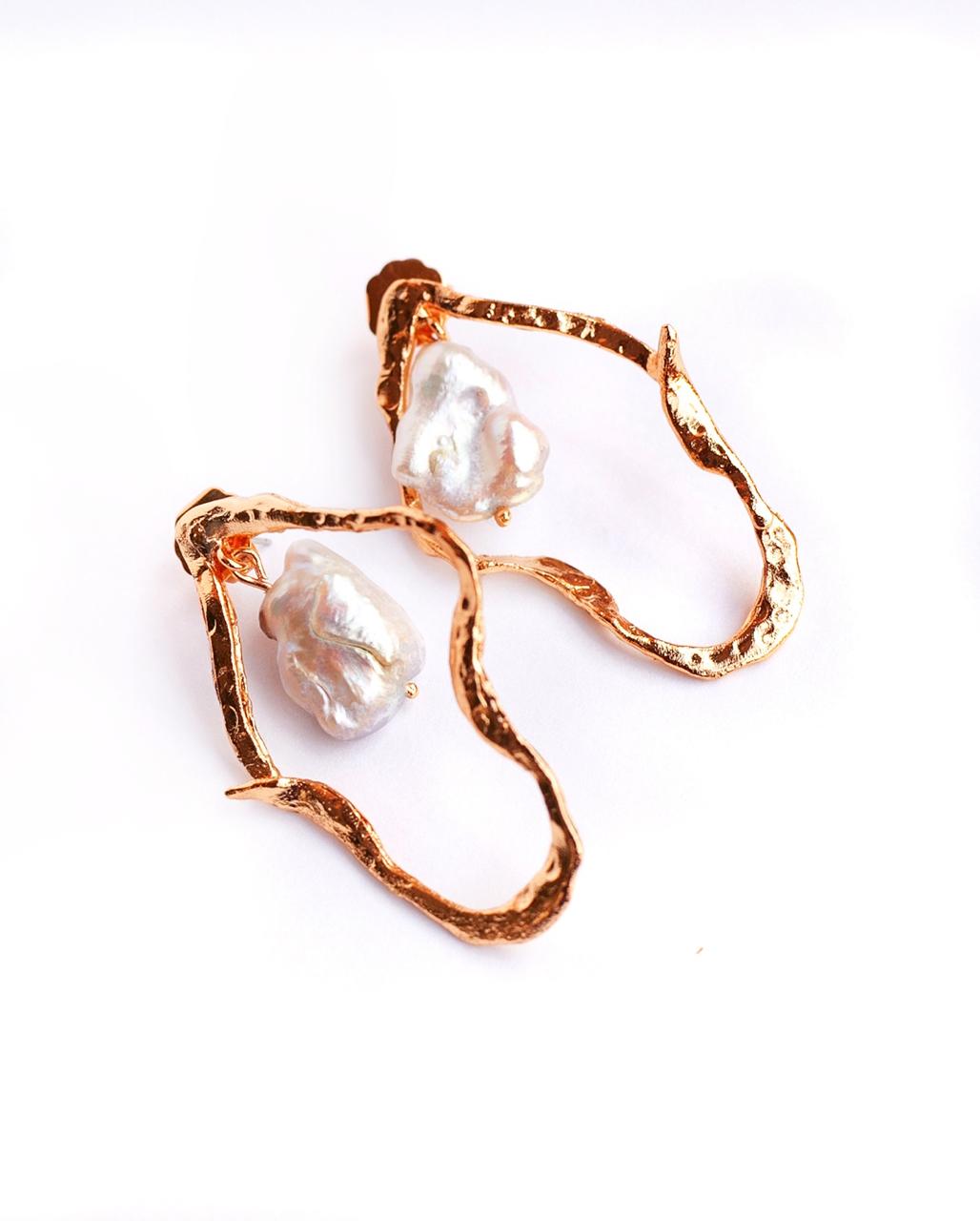 Aretes Orquídea de Ferozza en bronce con baño de oro 24k y perla natural, de forma orgánica — vista 6