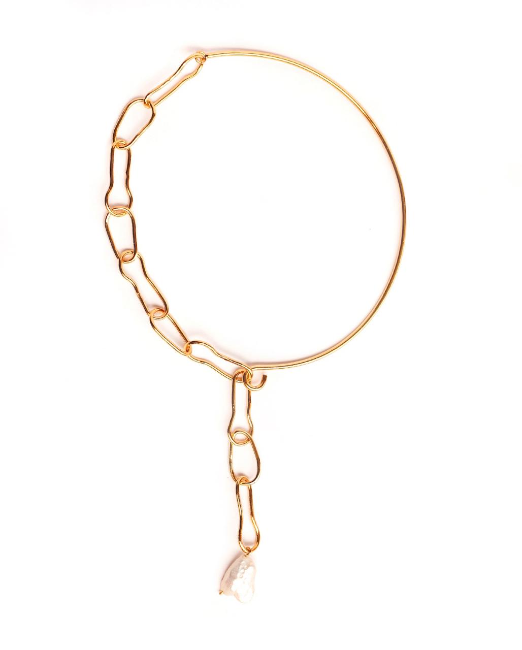 Collar Dalia de Ferozza en bronce con baño de oro 24k y perla natural, de dije alargado — vista 6