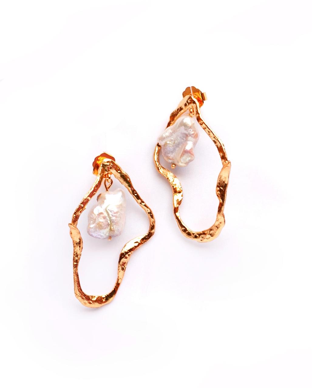 Aretes Orquídea de Ferozza en bronce con baño de oro 24k y perla natural, de forma orgánica — vista 4